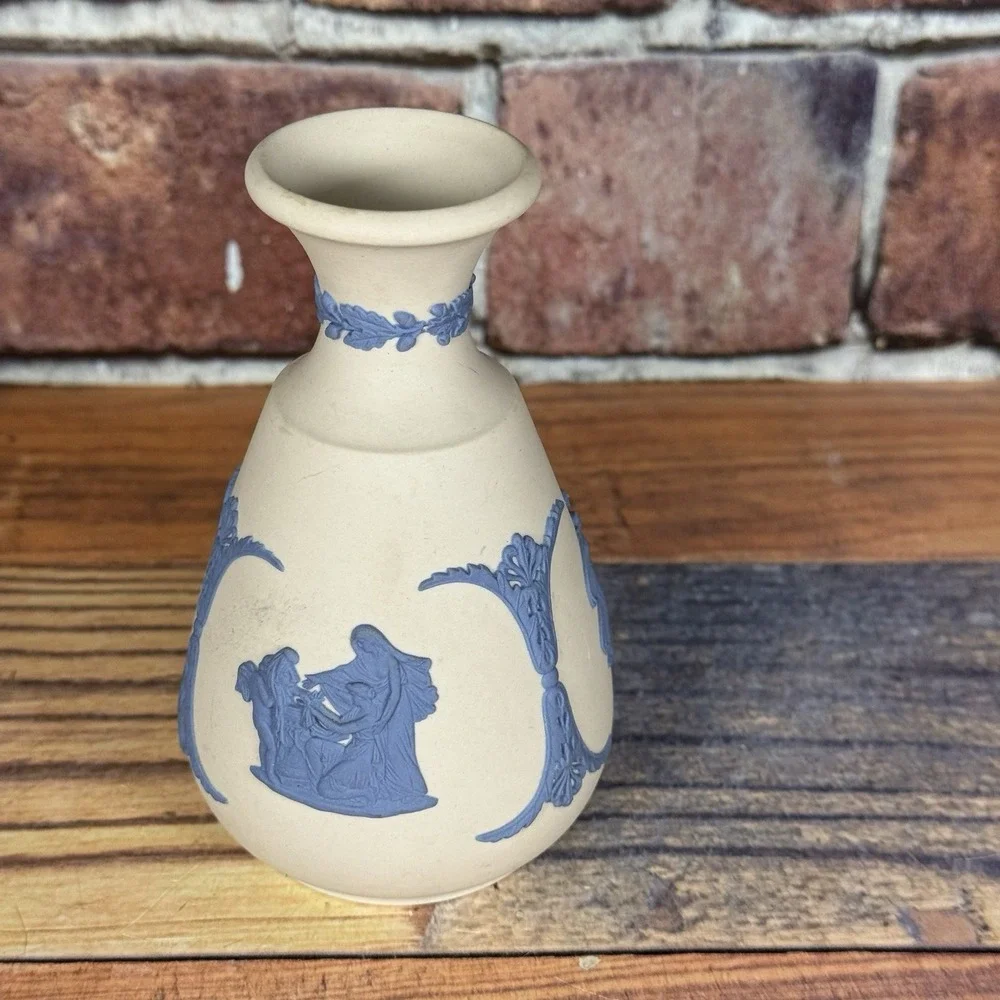 Wedgwood Cameo Bud Vase Lavender (Pale Blue) on‎ Cream Color Jasperware England